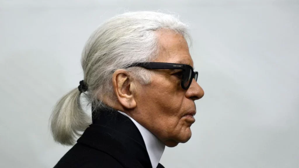 Karl Lagerfeld en 2014 alors quil visite une exposition dans un musée à Essen en Allemagne